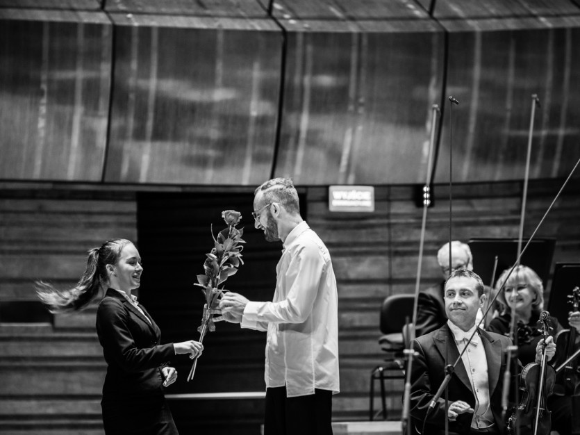 The composer on the NOSPR stage during the ovation, receives congratulations and flowers.