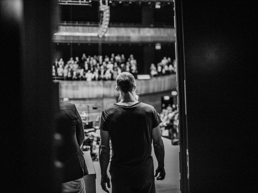 Photo of the artist entering the stage of the NOSPR concert hall.