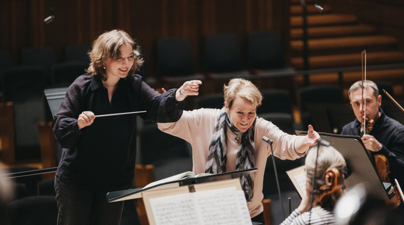 zdjęcie Marin Alsop podczas warsztatów dyrygenckich