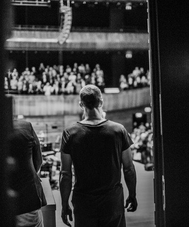 Photo of the artist entering the stage of the NOSPR concert hall.