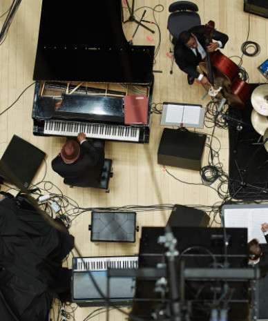 Zdjęcie instrumentów rozłożonych na estradzie NOSPR z góry.