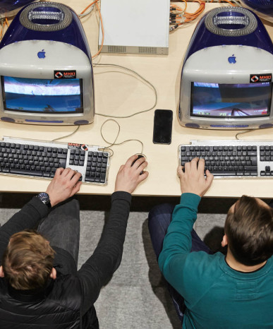 Ludzie przy komputerach