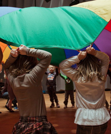 dzieci bawiące się chustą animacyjną