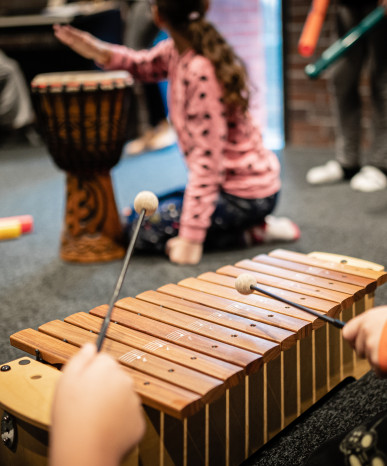 dziecko w trakcie zabawy