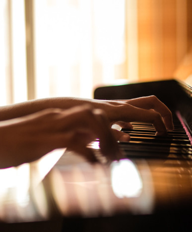 osoba grająca na pianinie