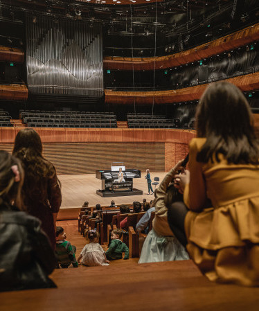 dzieci w sali koncertowej NOSPR