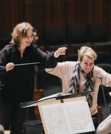 zdjęcie Marin Alsop podczas warsztatów dyrygenckich