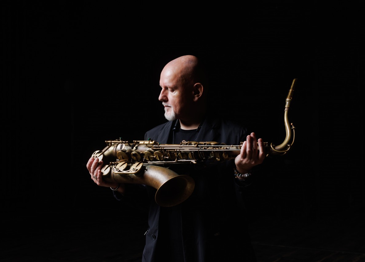 Zdjęcie portretowe saksofonisty Adama Pierończyka.