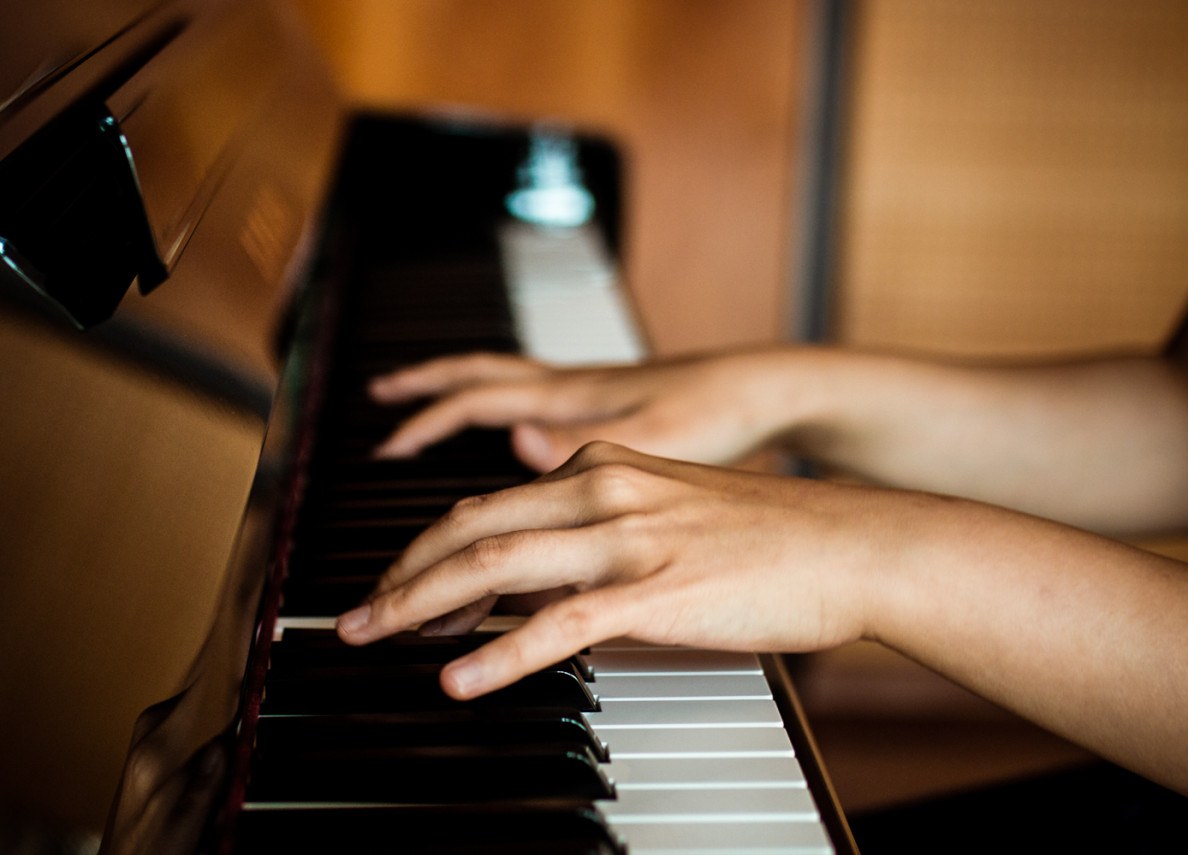 dłonie na klawiaturze pianina