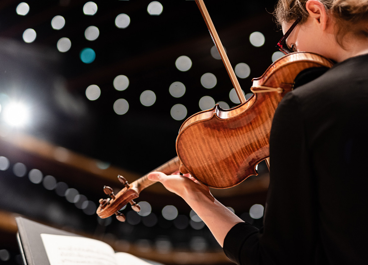 violinist at the NOSPR stage