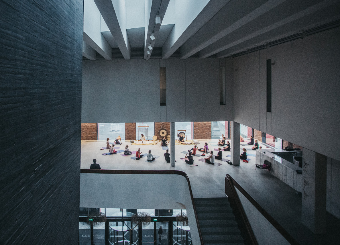 zdjęcie z zajęć jogi odbywających się w foyer NOSPR