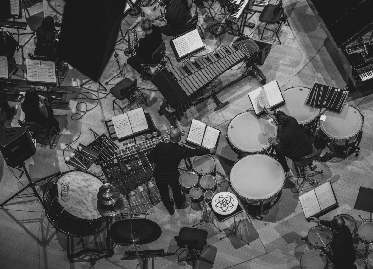 zdjęcie instrumentów rozłożonych na estradzie