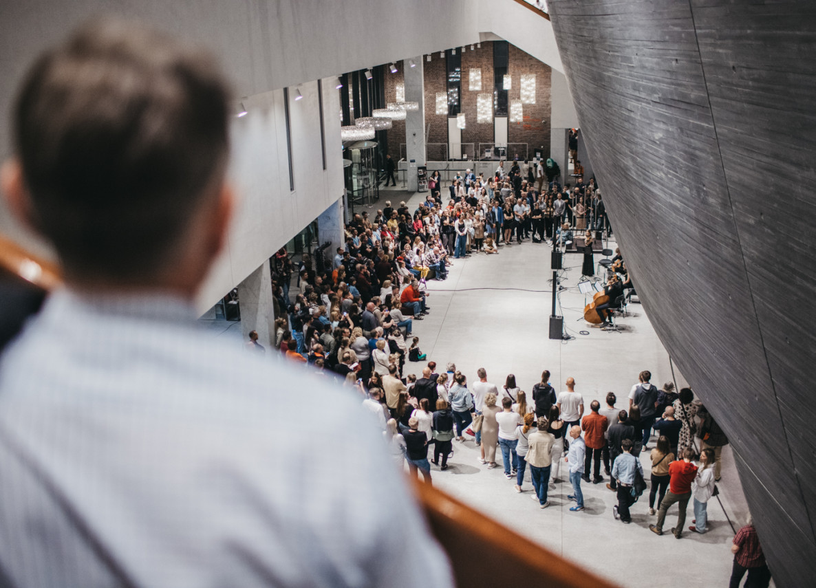 publiczność w foyer NOSPR