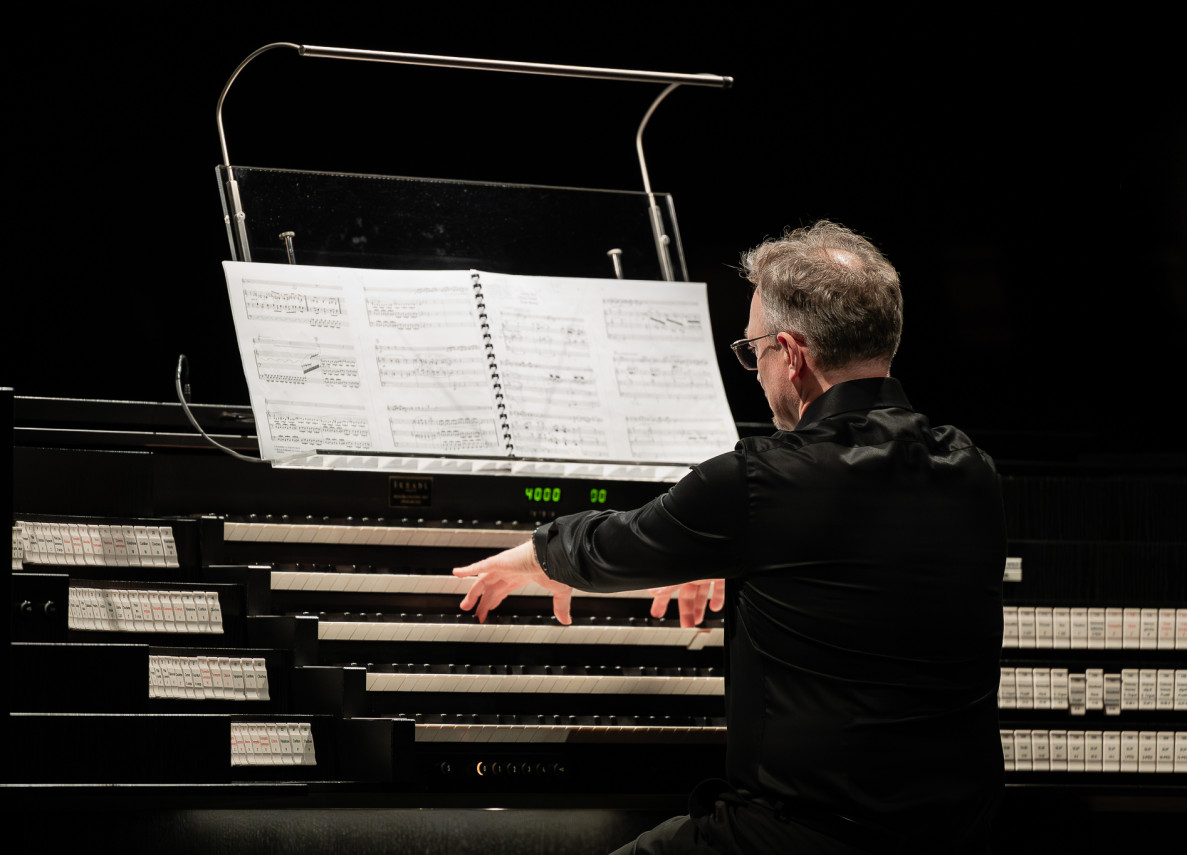 organista Arkadiusz Bialic przy organach NOSPR