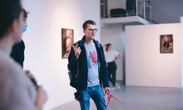 Daniel Brożek oprowadzający po muzeum