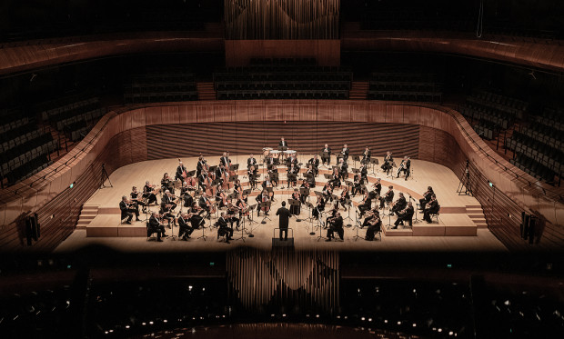 orkiestra i dyrygent na estradzie w sali koncertowej NOSPR