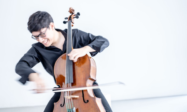 Zlatomir Fung with a cello