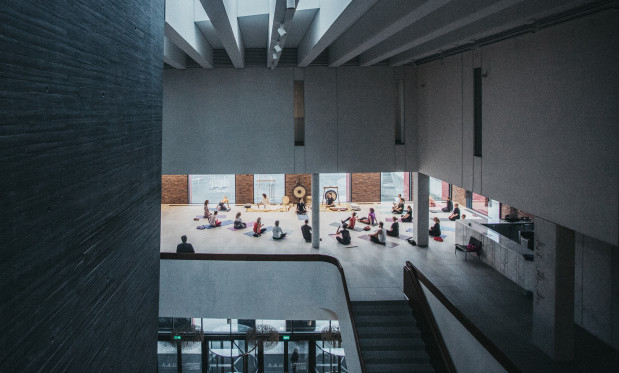 zdjęcie z zajęć jogi w foyer NOSPR