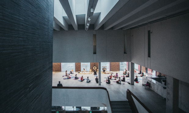 zdjęcie z zajęć jogi odbywających się w foyer NOSPR