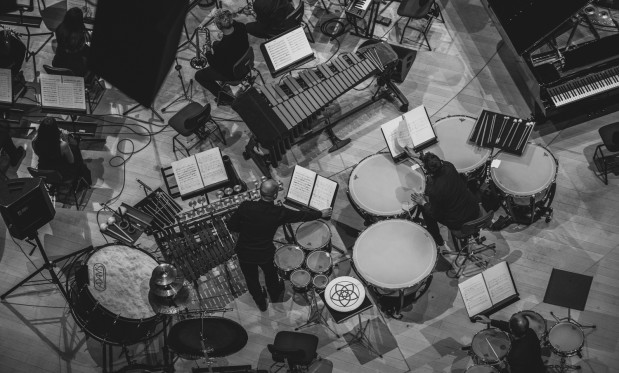 zdjęcie instrumentów rozłożonych na estradzie